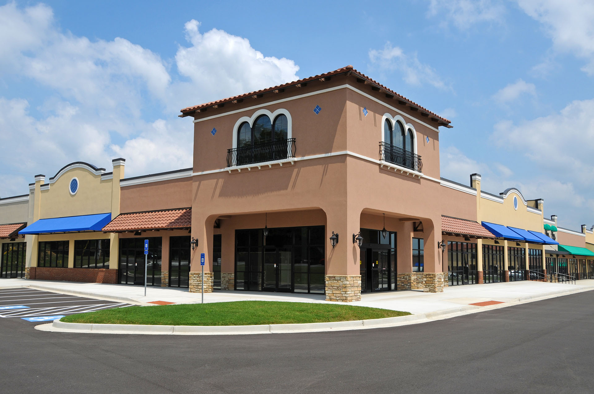 Store,Fronts,In,A,New,Shopping,Center