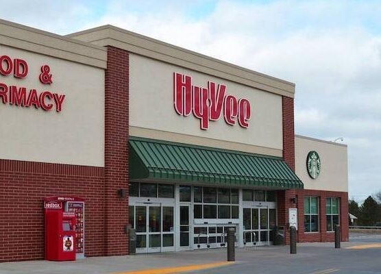Hy-Vee_food_pharmacy_store-Nebraska_1_0